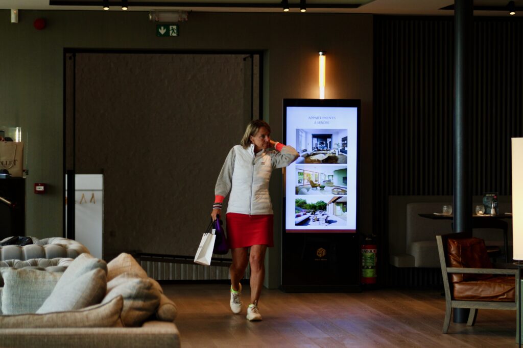 Indoor digitale advertising oplossing in golfclubomgeving